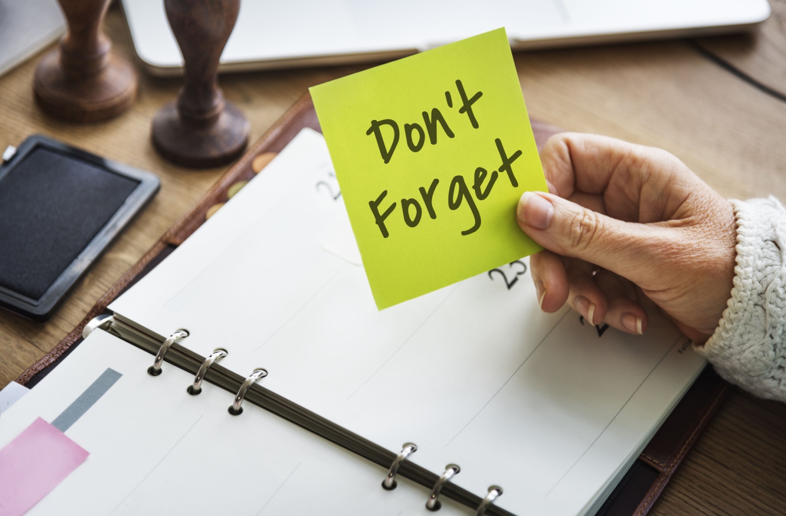 Sticky note reading "Don't forget" used as a memory aid for a senior.